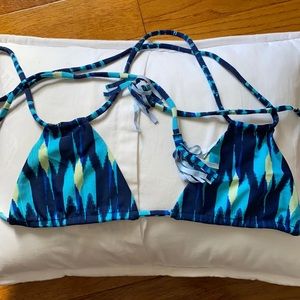 Acacia top. Size small. Triangle top. Adjustable ties.